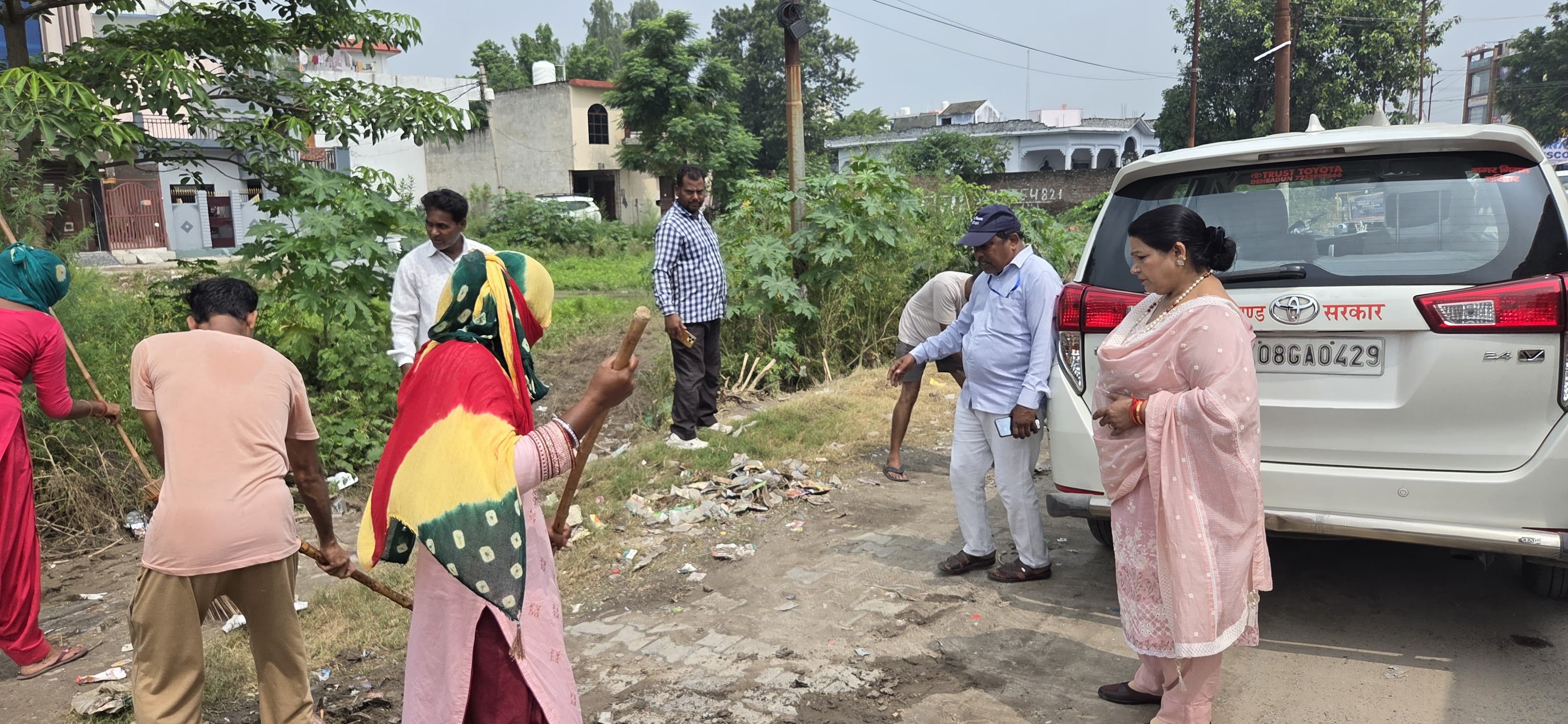 मेयर निरीक्षण करती हुई मेयर निरीक्षण करती हुई