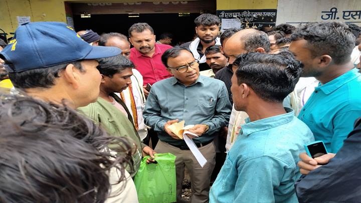 छिंदवाड़ाः अधिकारियों द्वारा लगातार किया जा रहा खाद वितरण केन्द्रों का निरीक्षण छिंदवाड़ाः अधिकारियों द्वारा लगातार किया जा रहा खाद वितरण केन्द्रों का निरीक्षण