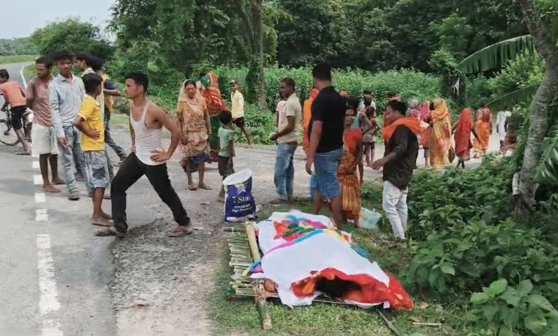 अररिया फोटो:शव को सड़क पर रख प्रदर्शन अररिया फोटो:शव को सड़क पर रख प्रदर्शन