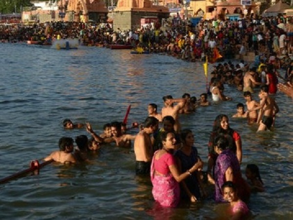 हरियाली अमावस्या पर उज्जैन में शिप्रा में श्रद्धालुओं ने किया स्नान हरियाली अमावस्या पर उज्जैन में शिप्रा में श्रद्धालुओं ने किया स्नान