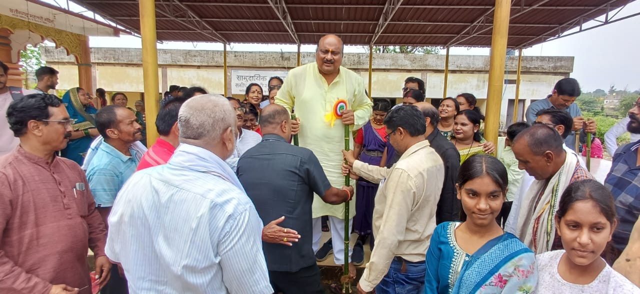 कोरबा : पूर्व राजस्व मंत्री जयसिंग अग्रवाल के मुख्य आतिथ्य में भवानी मंदिर के समीप निर्मित प्रदेश के एकमात्र छत्तीसगढ़ महतारी मंदिर में मनाया गया हरेली तिहार कोरबा : पूर्व राजस्व मंत्री जयसिंग अग्रवाल के मुख्य आतिथ्य में भवानी मंदिर के समीप निर्मित प्रदेश के एकमात्र छत्तीसगढ़ महतारी मंदिर में मनाया गया हरेली तिहार