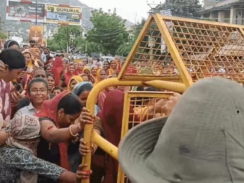 महिलाआं का विराेध। महिलाआं का विराेध।