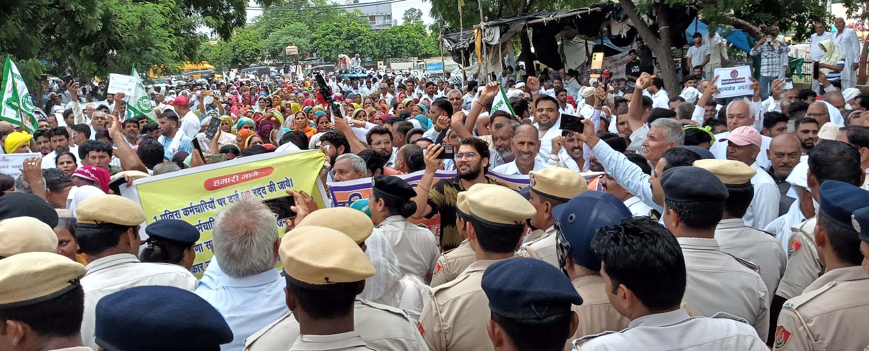 लघु सचिवालय के समक्ष एकत्रित भीड़। लघु सचिवालय के समक्ष एकत्रित भीड़।