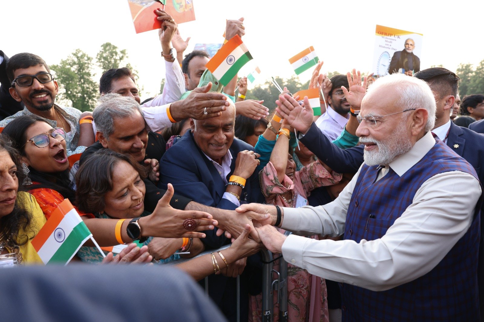 दो दिवसीय यात्रा पर लंदन पहुंचे प्रधानमंत्री मोदी का भारतीय समुदाय ने जोरदार स्वागत किया। (फोटो-एक्स).
