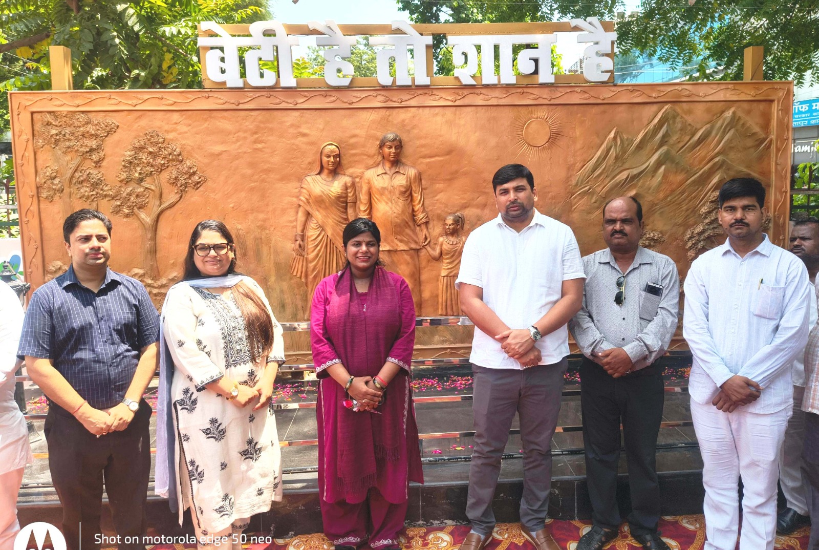 सेल्फी पॉइंट पर खड़े अधिकारी गण सेल्फी पॉइंट पर खड़े अधिकारी गण