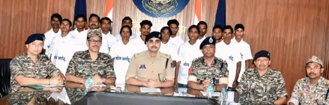 67 नक्सलियों ने किया आत्मसमर्पण 67 नक्सलियों ने किया आत्मसमर्पण