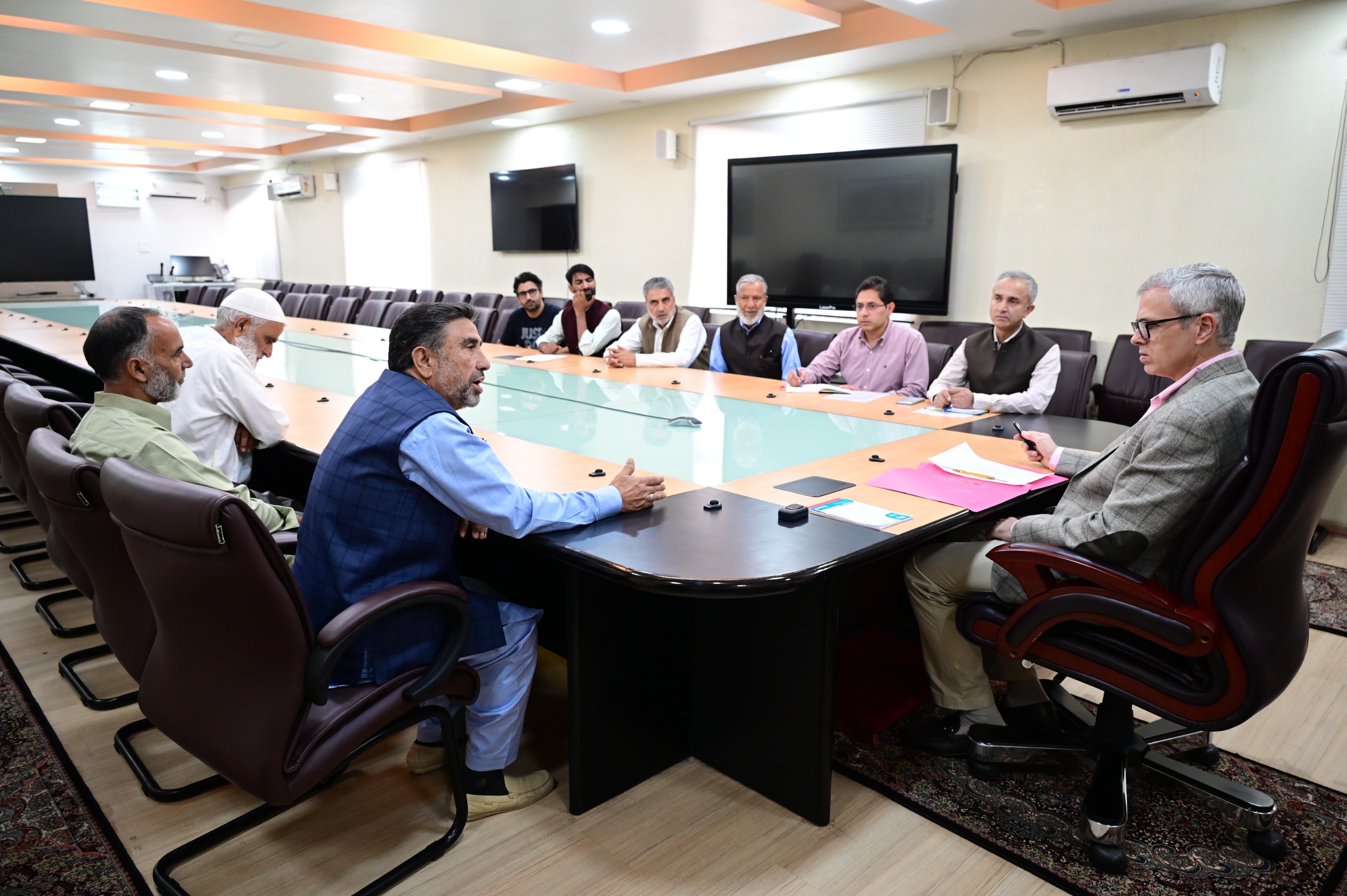 मुख्यमंत्री उमर अब्दुल्ला ने मशीन-निर्मित कालीनों के गलत ब्रांडिंग को लिया गंभीरता से मुख्यमंत्री उमर अब्दुल्ला ने मशीन-निर्मित कालीनों के गलत ब्रांडिंग को लिया गंभीरता से