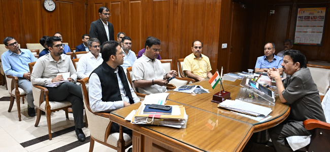 हरियाणा के उद्याेग मंत्री अधिकारियाें की बैठक लेते हुए हरियाणा के उद्याेग मंत्री अधिकारियाें की बैठक लेते हुए