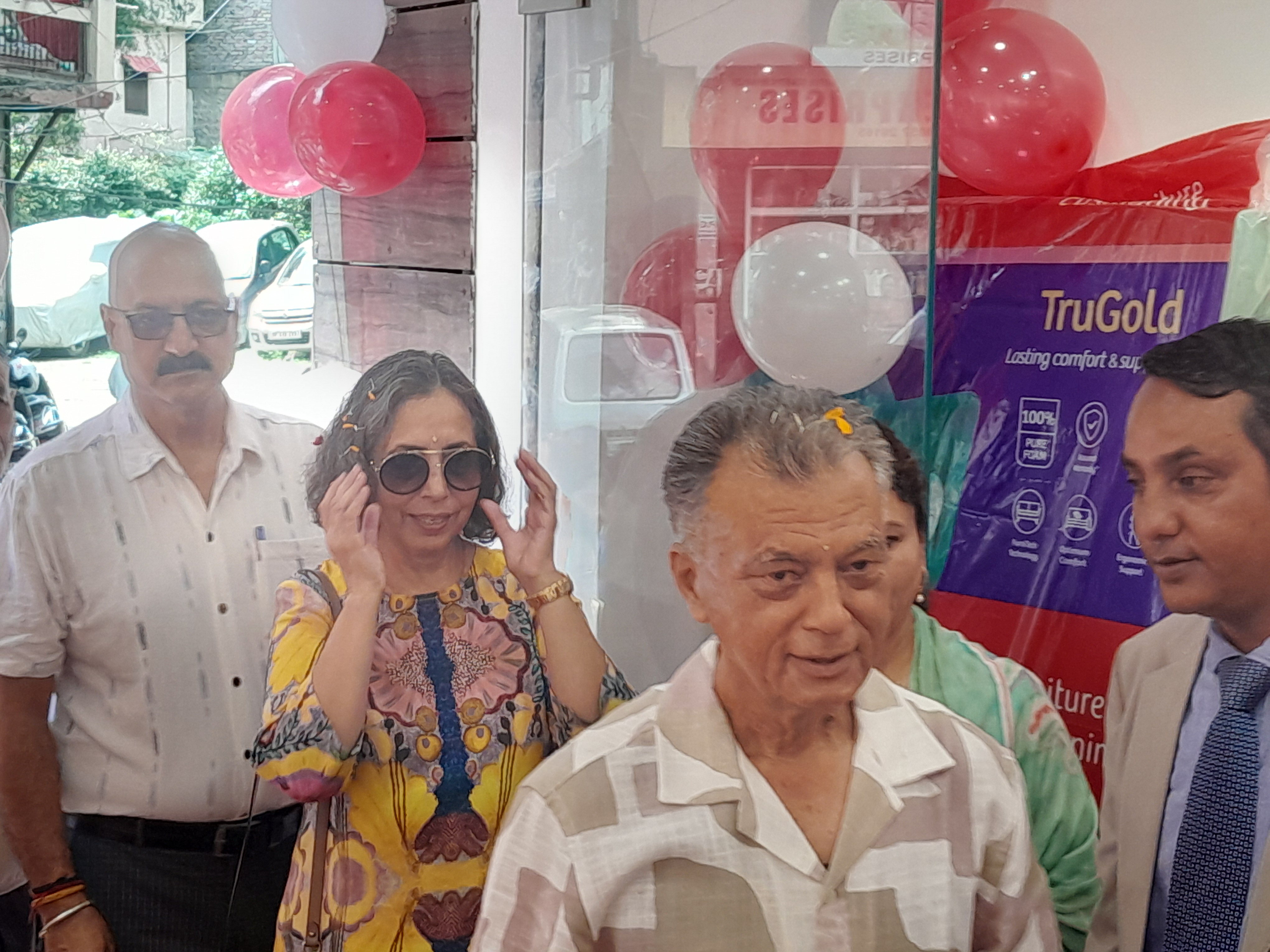 कर्लऑन शोरूम के उदघाटन अवसर पर विधायक अनिल शर्मा। कर्लऑन शोरूम के उदघाटन अवसर पर विधायक अनिल शर्मा।