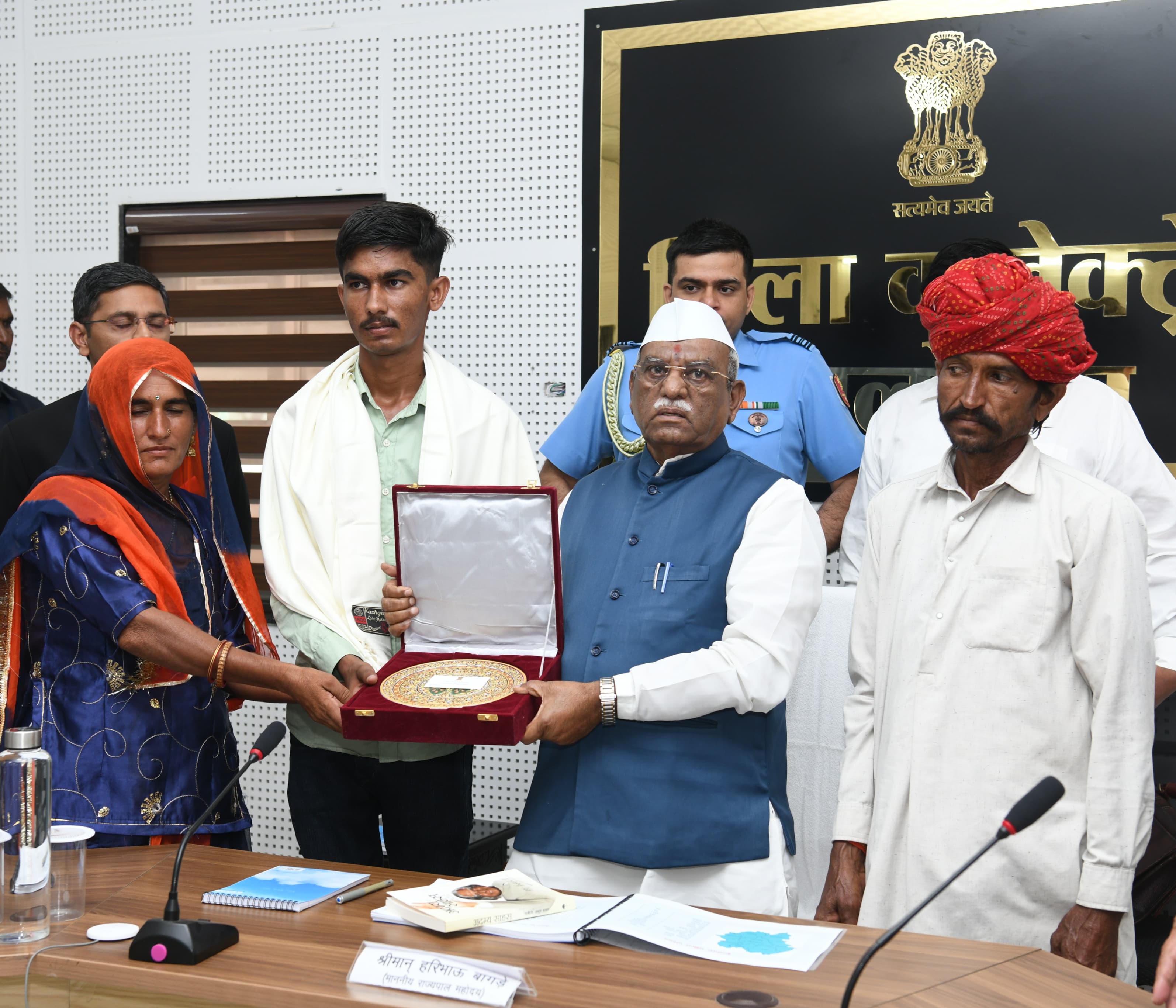 चुनौतियों से लड़कर नीट में सफल होने वाले श्रवण कुमार का राज्यपाल ने सम्मान किया चुनौतियों से लड़कर नीट में सफल होने वाले श्रवण कुमार का राज्यपाल ने सम्मान किया