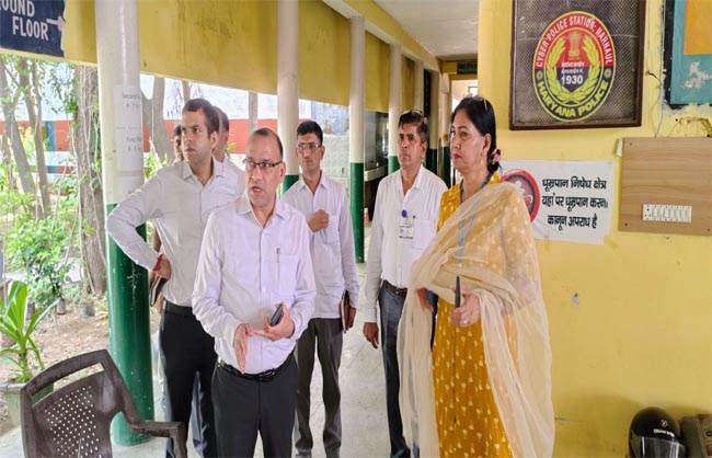 परीक्षा केंद्रों का निरीक्षण करते उपायुक्त डॉ विवेक भारती। परीक्षा केंद्रों का निरीक्षण करते उपायुक्त डॉ विवेक भारती।