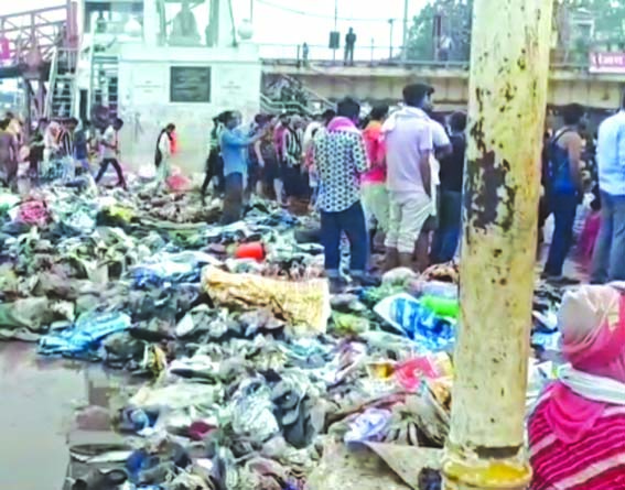 घाट पर लगा कूड़े का अंबार घाट पर लगा कूड़े का अंबार