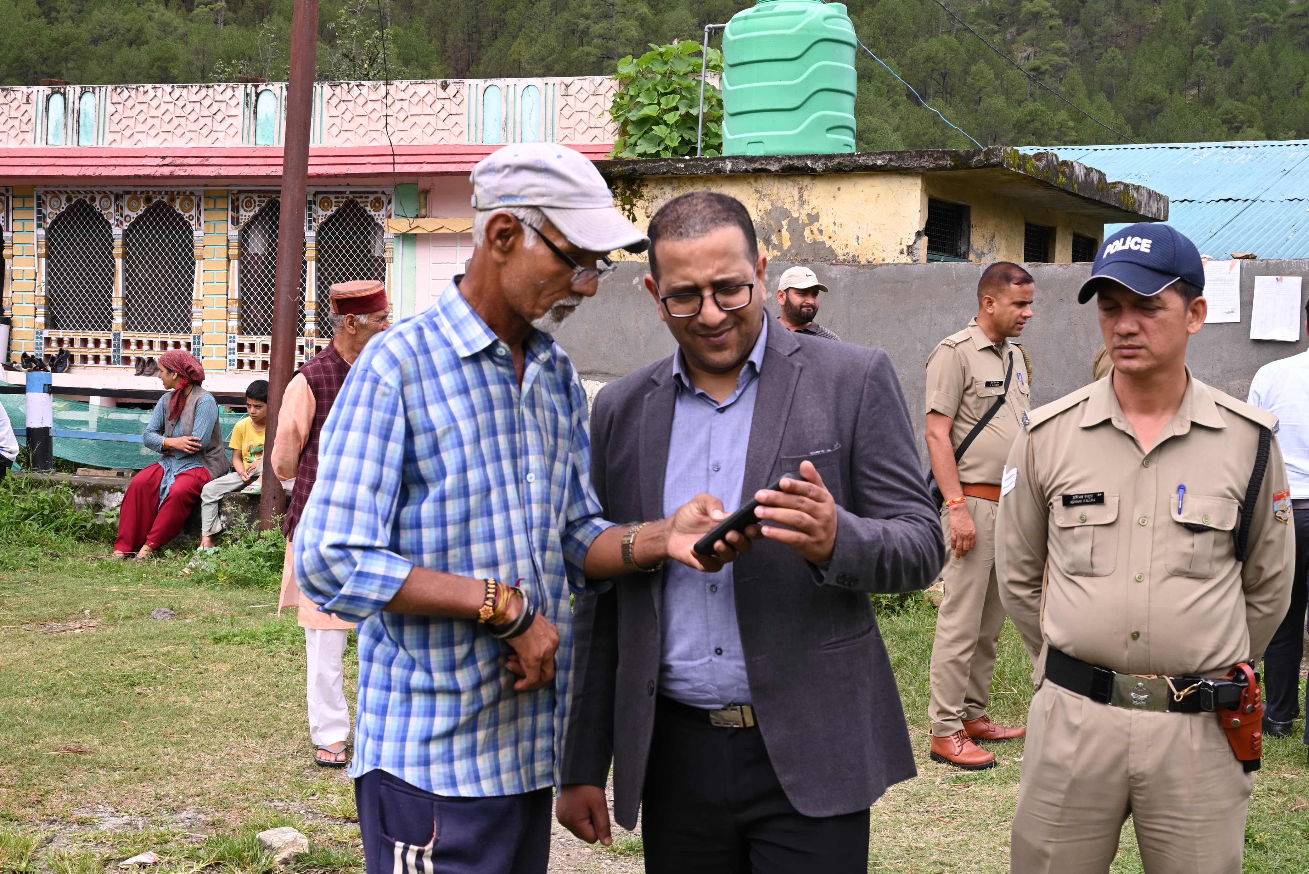जिला निर्वाचन अधिकारी ने किया मतदान केंद्रों का निरीक्षण करते हुऐ जिला निर्वाचन अधिकारी ने किया मतदान केंद्रों का निरीक्षण करते हुऐ