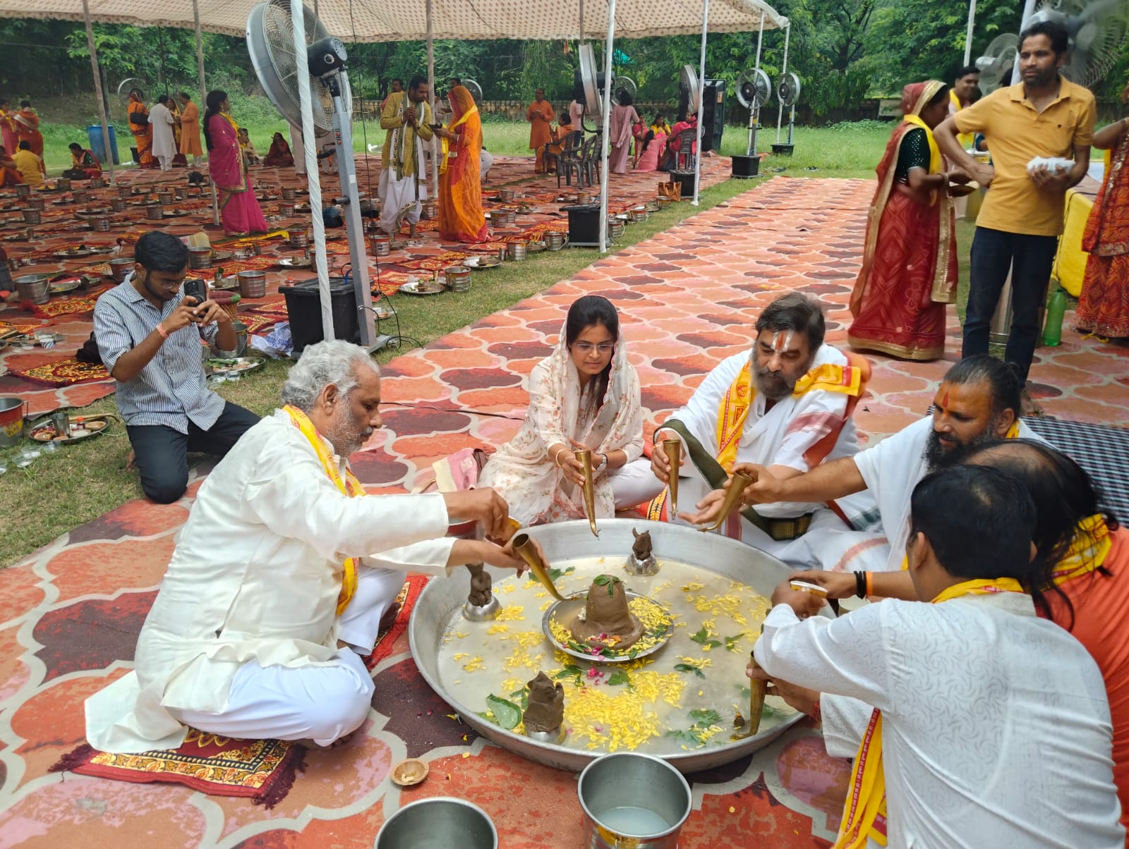 विश्व जन कल्याण के लिए हुई पार्थिव शिवलिंग पूजा विश्व जन कल्याण के लिए हुई पार्थिव शिवलिंग पूजा