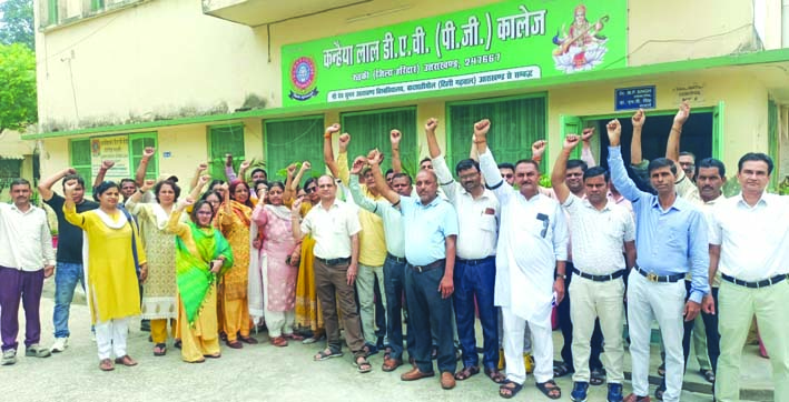प्रदर्शन करते शिक्षक प्रदर्शन करते शिक्षक
