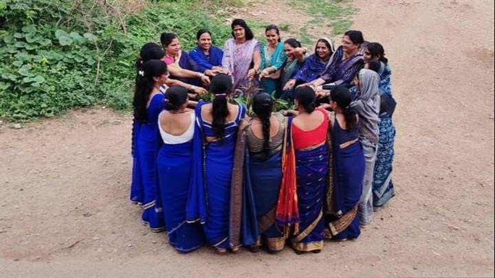 झाबुआ जिले की महिलाओं ने आपस में हाथ में हाथ थाम दिया प्रकृति संरक्षण का सशक्त संदेश झाबुआ जिले की महिलाओं ने आपस में हाथ में हाथ थाम दिया प्रकृति संरक्षण का सशक्त संदेश