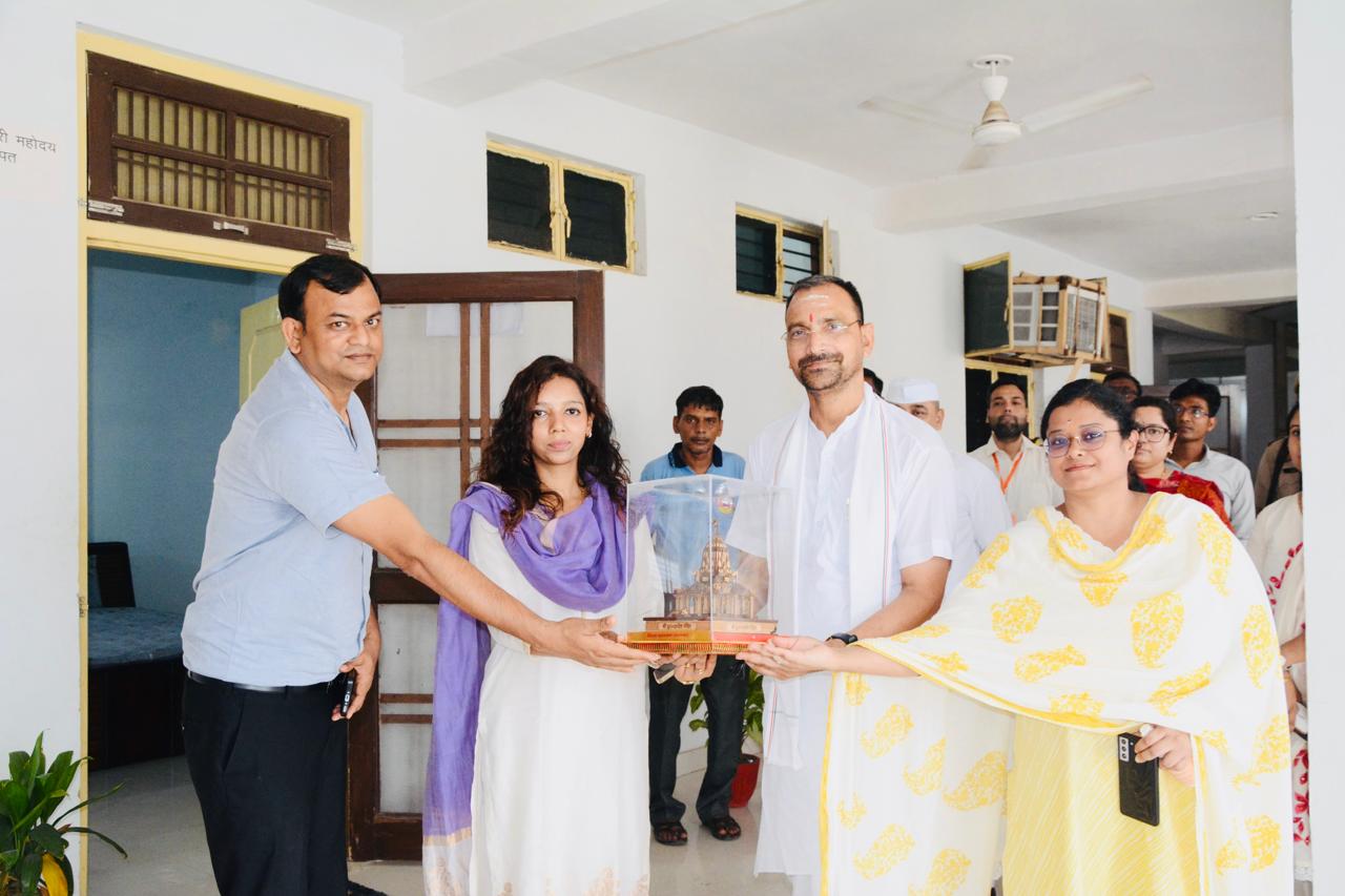 मंदिर पुजारी को सम्मानित करते जिलाधिकारी मंदिर पुजारी को सम्मानित करते जिलाधिकारी