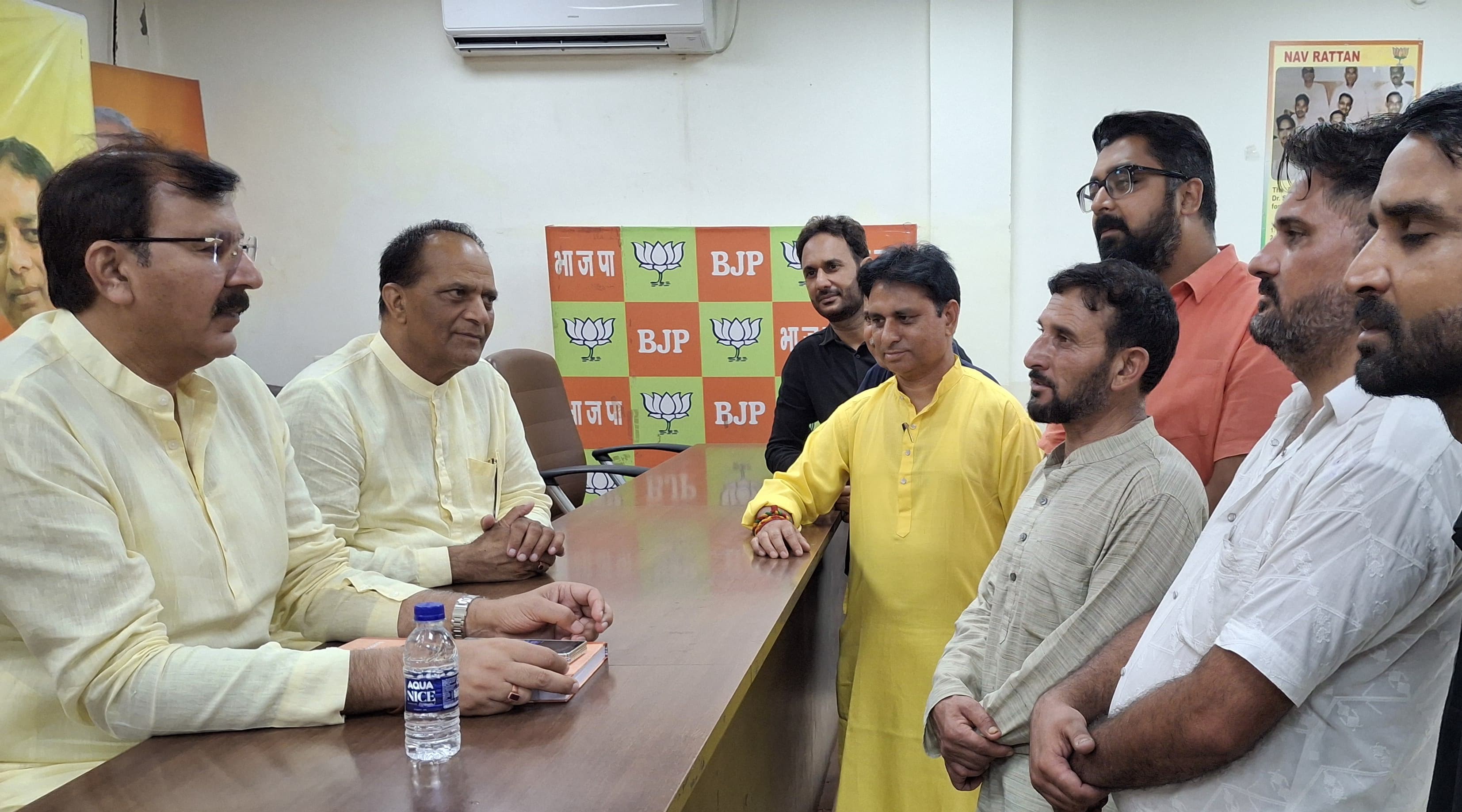 प्रो. घारू राम और अरविंद गुप्ता ने भाजपा मुख्यालय में जनता दरबार लगाया प्रो. घारू राम और अरविंद गुप्ता ने भाजपा मुख्यालय में जनता दरबार लगाया