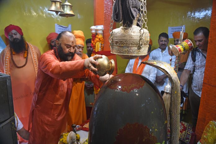 श्रावण अमावस्या के अवसर पर विशेष पूजा-अर्चना के लिए पवित्र छड़ी मुबारक को ले जाया गया ऐतिहासिक शंकराचार्य मंदिर श्रावण अमावस्या के अवसर पर विशेष पूजा-अर्चना के लिए पवित्र छड़ी मुबारक को ले जाया गया ऐतिहासिक शंकराचार्य मंदिर