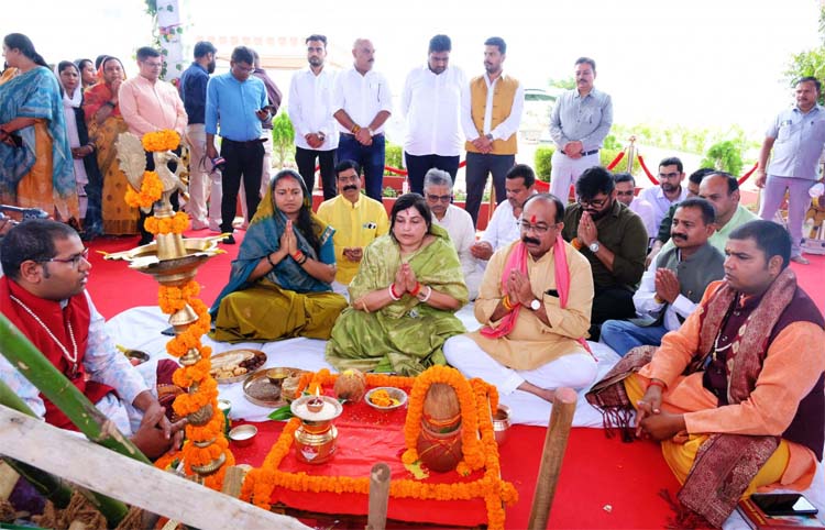 उप मुख्यमंत्री अरुण साव के नवा रायपुर स्थित निवास पर हरेली की धूम उप मुख्यमंत्री अरुण साव के नवा रायपुर स्थित निवास पर हरेली की धूम