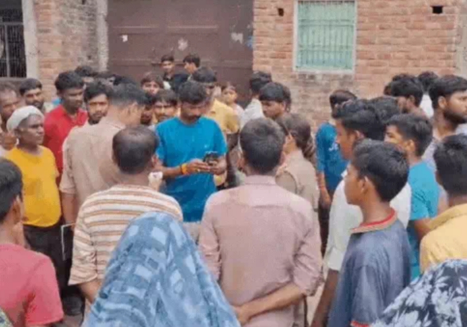 मौके पर भीड़ मौके पर भीड़