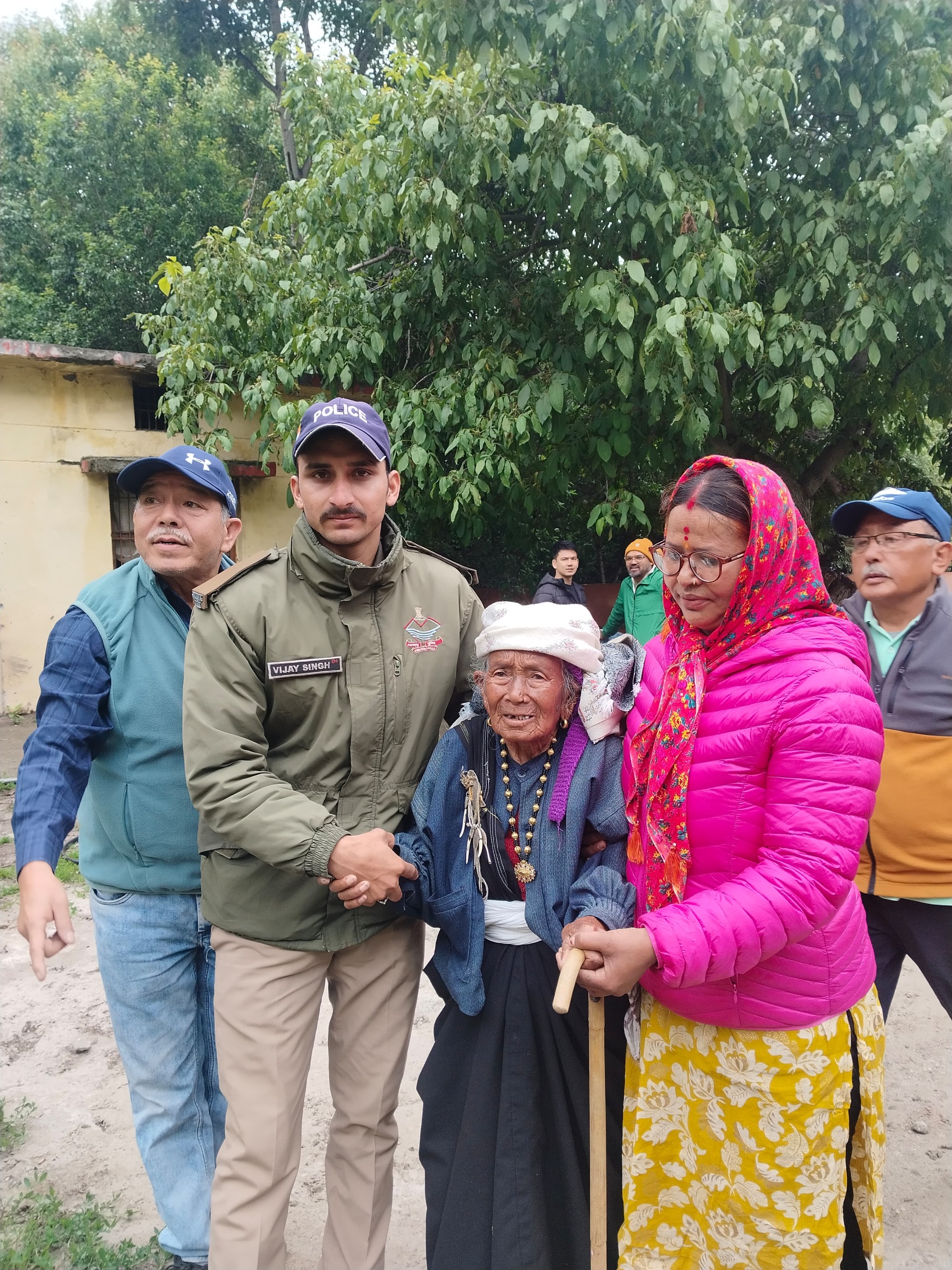 मतदान के लिए जाती बुजुर्ग महिला। मतदान के लिए जाती बुजुर्ग महिला।