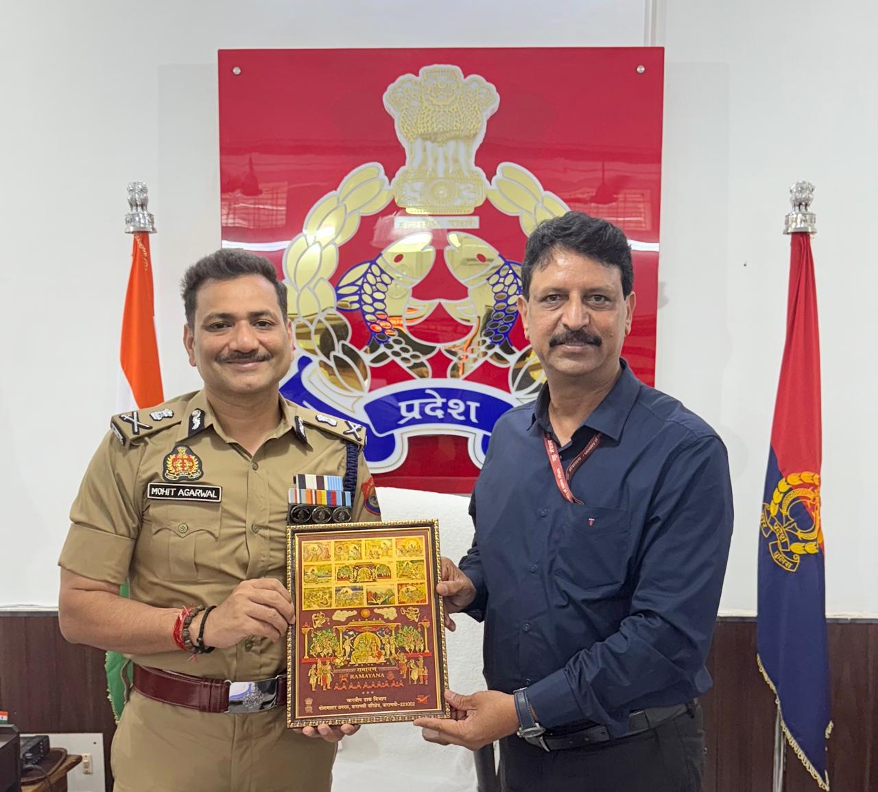 पीएमजी पुलिस कमिश्नर को डाक टिकट भेंट करते हुए