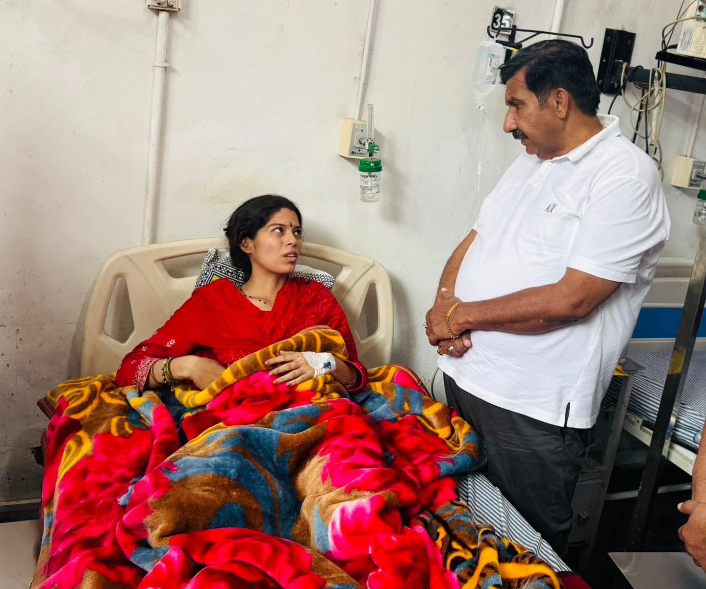घायलों का हालचाल पूछते हुए उप मुख्यमंत्री मुकेश अग्निहोत्री। घायलों का हालचाल पूछते हुए उप मुख्यमंत्री मुकेश अग्निहोत्री।