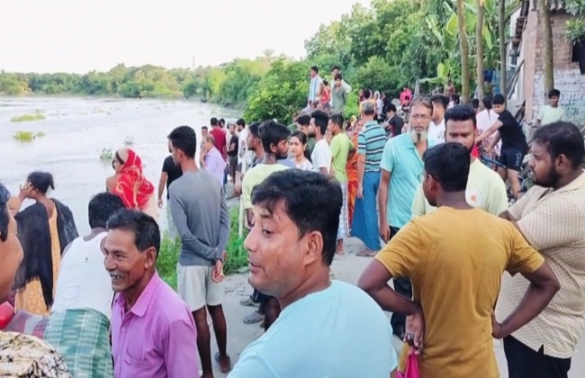 इछामती नदी में डूबे चारपहिया वाहन को देखने के लिए स्थानीय लोग इछामती नदी में डूबे चारपहिया वाहन को देखने के लिए स्थानीय लोग