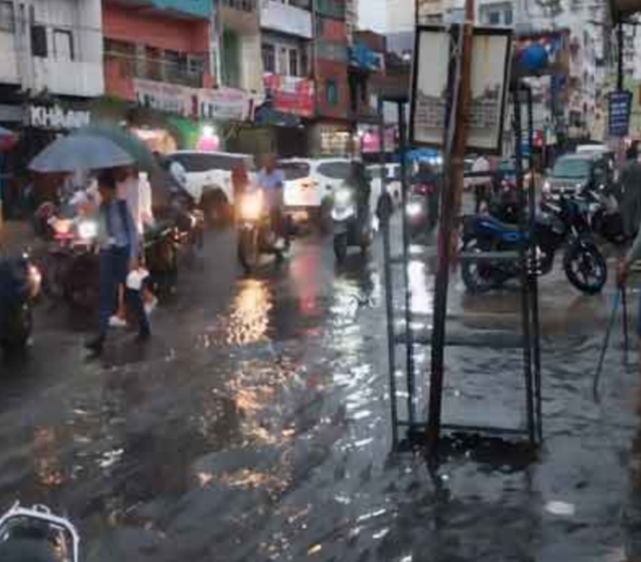 सड़क पर लगा पानी