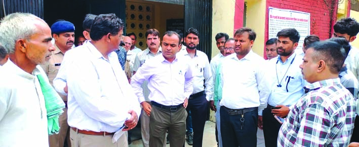 निरीक्षण करते डीएम निरीक्षण करते डीएम