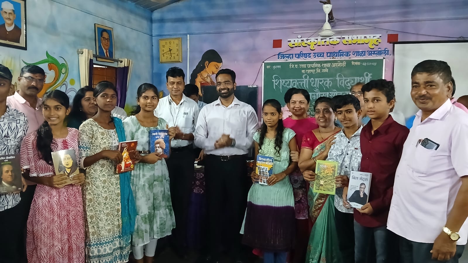Honouring meritorious students in Thane school