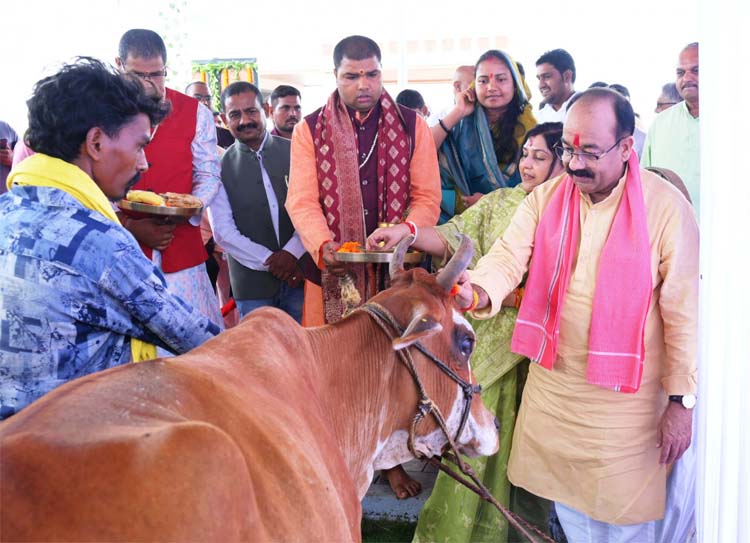 उप मुख्यमंत्री अरुण साव के नवा रायपुर स्थित निवास पर हरेली की धूम उप मुख्यमंत्री अरुण साव के नवा रायपुर स्थित निवास पर हरेली की धूम