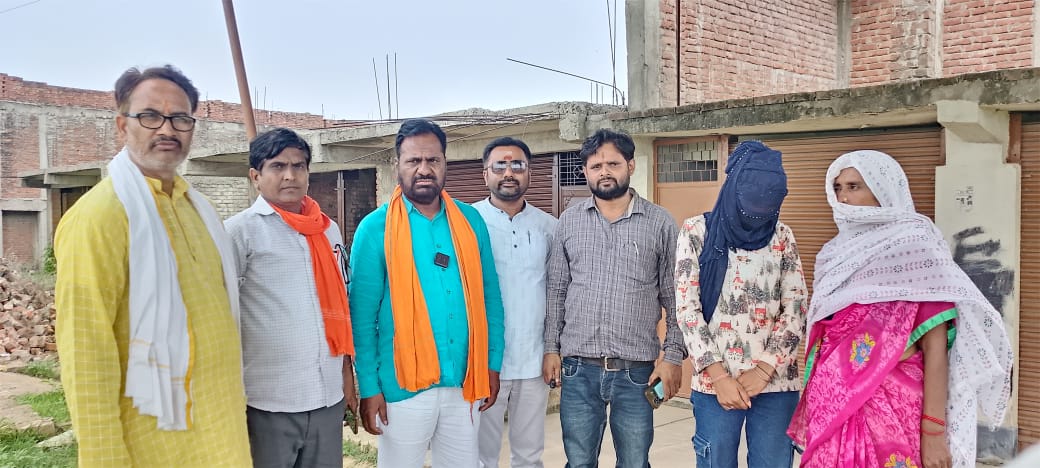 पीडित परिवार से मिलते सवर्ण आर्मी पार्टी के प्रदेश अध्यक्ष सूरज प्रसाद चौबे पीडित परिवार से मिलते सवर्ण आर्मी पार्टी के प्रदेश अध्यक्ष सूरज प्रसाद चौबे