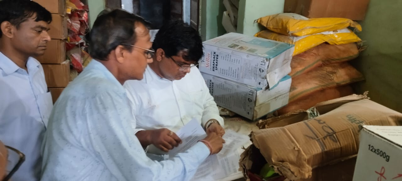 खाद की दुकान पर जांच करते एसडीएम