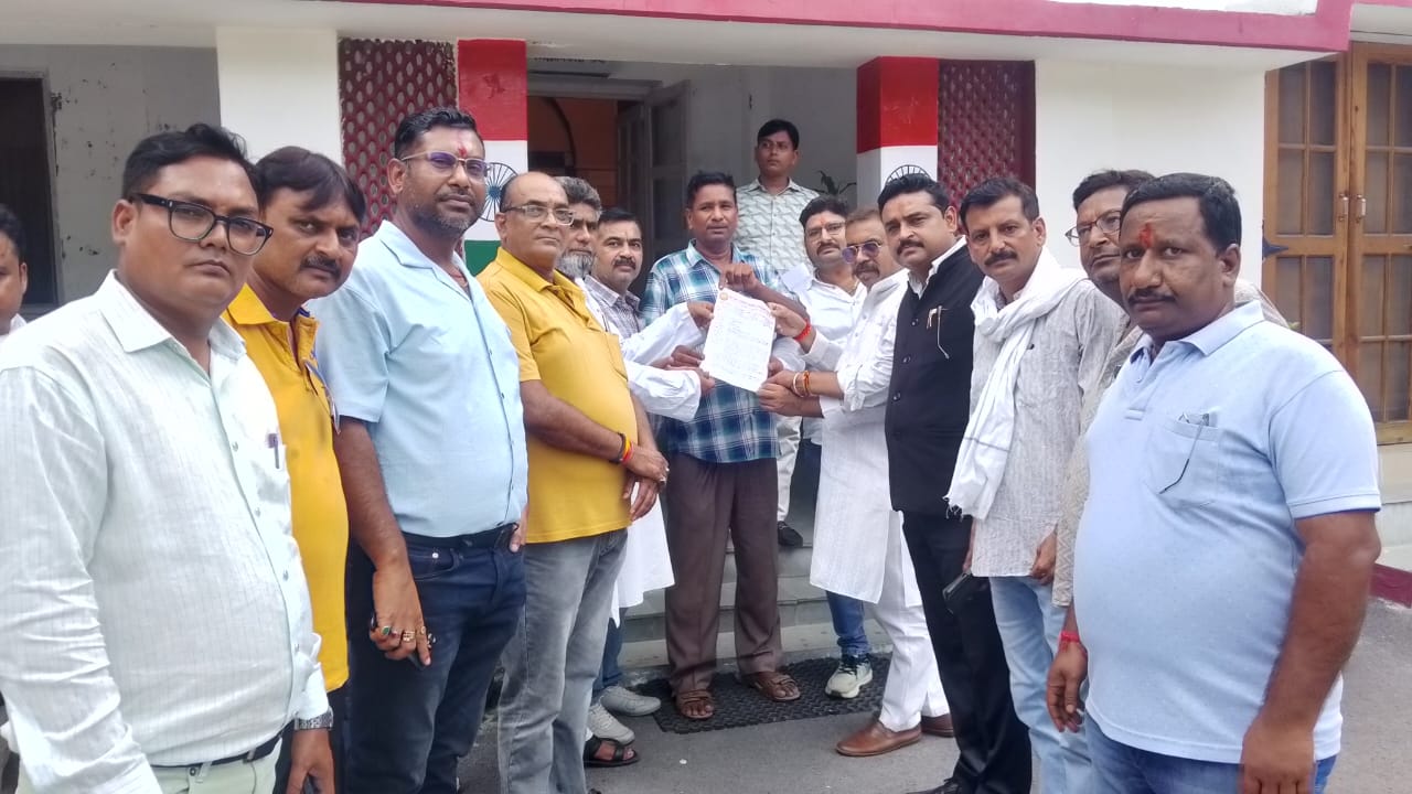 प्रशासनिक अधिकारी को ज्ञापन देते उद्योग व्यापार मंडल के पदाधिकारी प्रशासनिक अधिकारी को ज्ञापन देते उद्योग व्यापार मंडल के पदाधिकारी