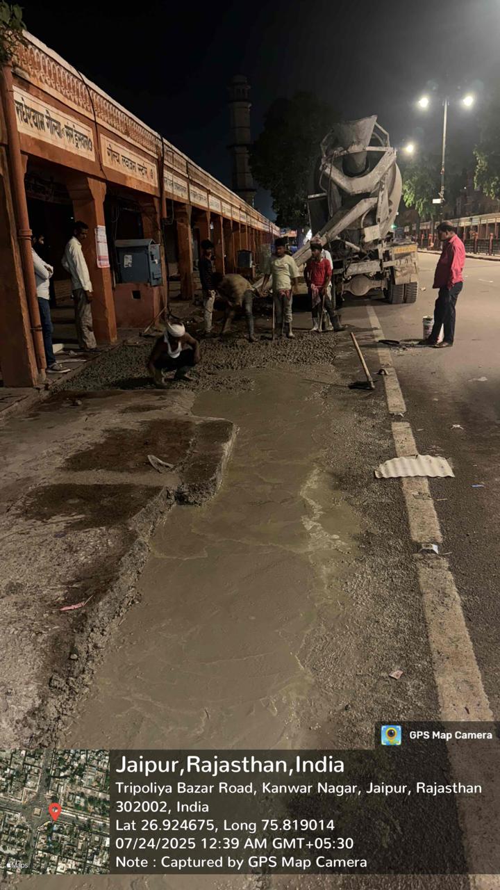 सड़को पर गुणवत्ता पूर्ण पेचवर्क कार्य हों, इसके लिए हेरिटेज निगम देर रात कर रहा रियलिटी चेक