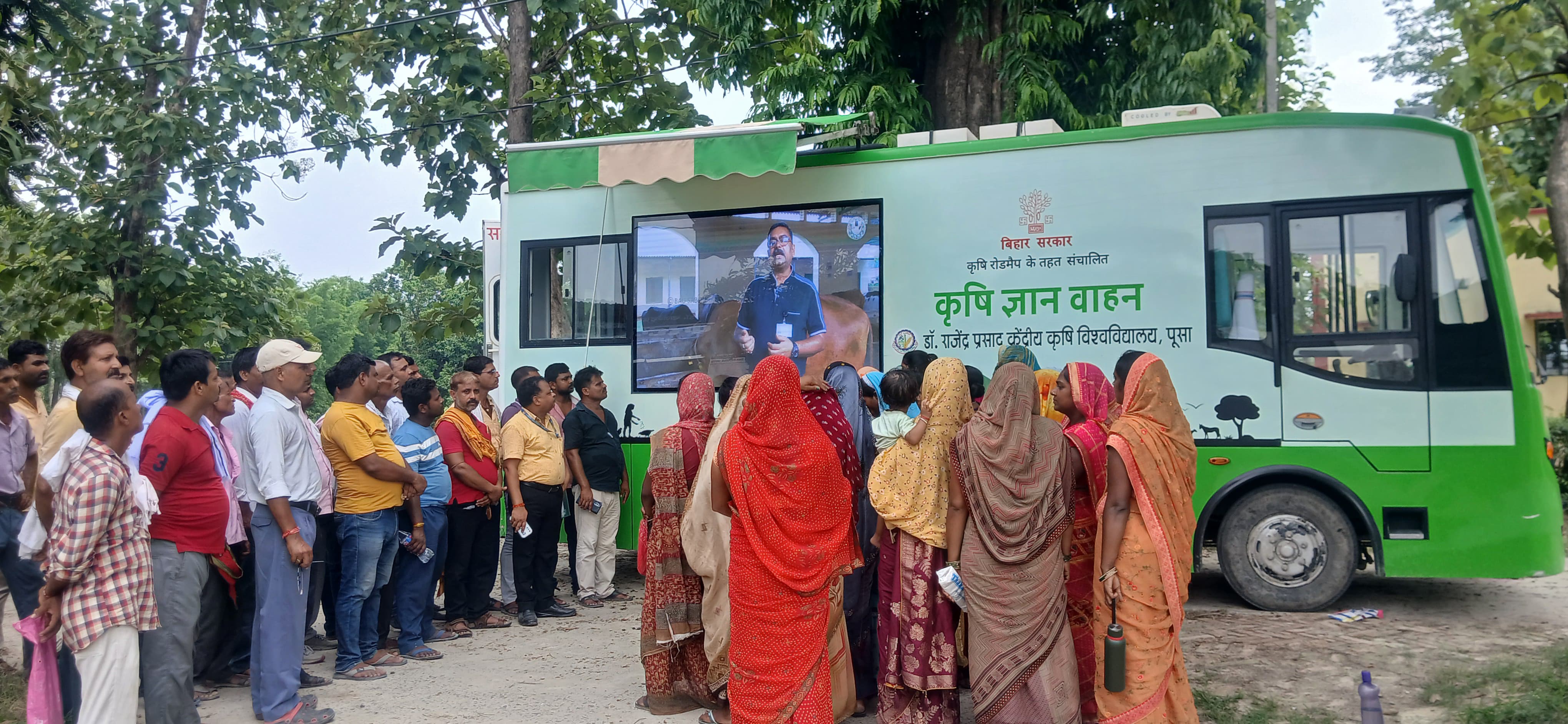 वीडियो के माध्यम से कृषि ज्ञान वाहन के द्वारा जानकारी दी गई वीडियो के माध्यम से कृषि ज्ञान वाहन के द्वारा जानकारी दी गई