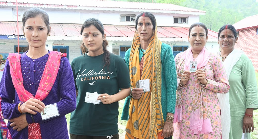 मतदान के लाइन में खड़ी रेखा आर्य। मतदान के लाइन में खड़ी रेखा आर्य।