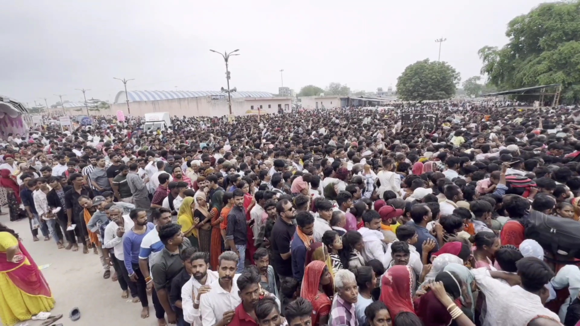 चित्तौड़गढ़ जिले के श्री सांवलियाजी मंदिर में दर्शन के लिए उमड़े श्रद्धालु। चित्तौड़गढ़ जिले के श्री सांवलियाजी मंदिर में दर्शन के लिए उमड़े श्रद्धालु।