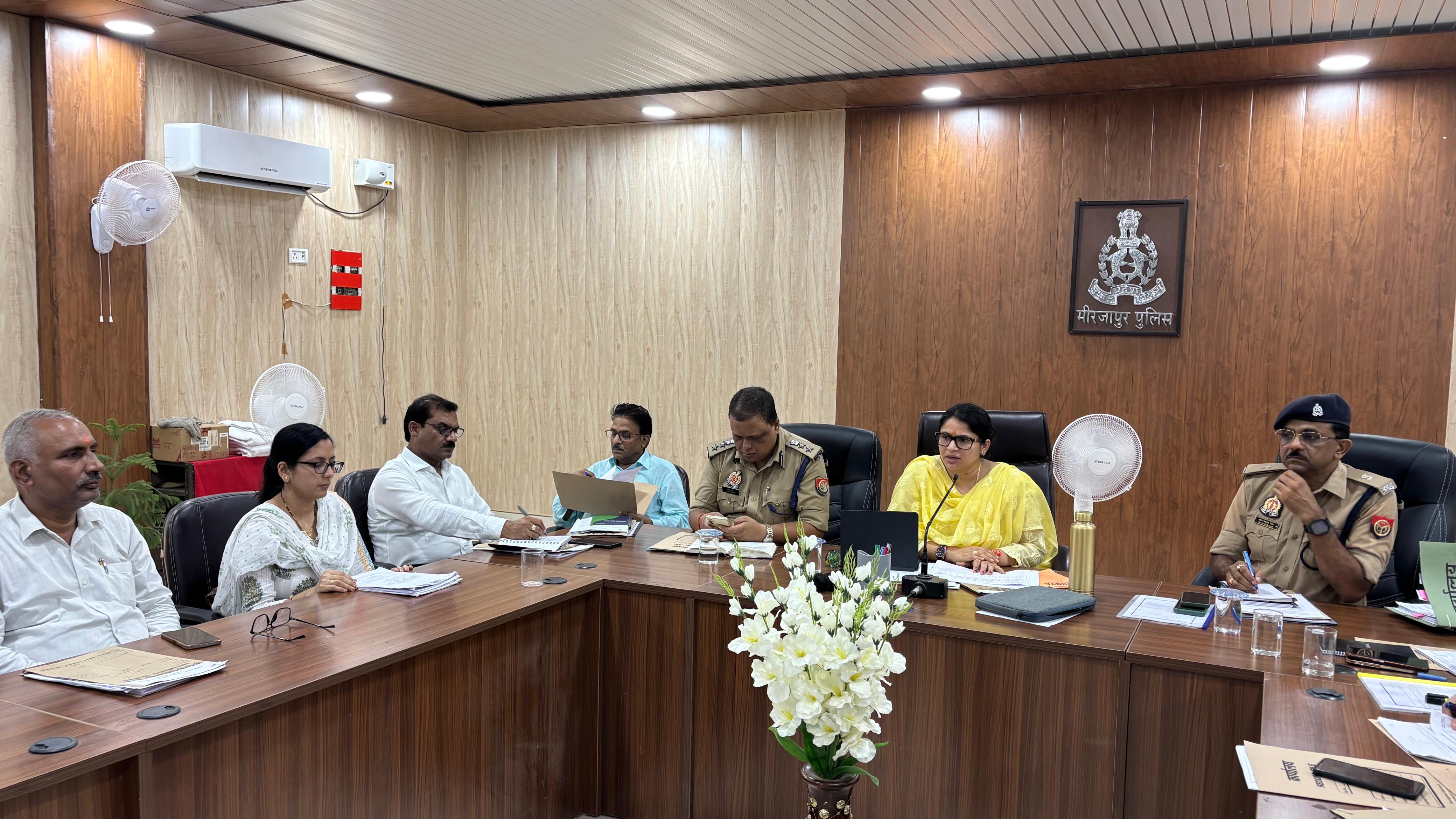 अभियोजन कार्यों एवं जिला स्तरीय नारकोटिक्स मामलों की गहन समीक्षा बैठक करती जिलाधिकारी प्रियंका निरंजन व वरिष्ठ पुलिस अधीक्षक सोमेन बर्मा। अभियोजन कार्यों एवं जिला स्तरीय नारकोटिक्स मामलों की गहन समीक्षा बैठक करती जिलाधिकारी प्रियंका निरंजन व वरिष्ठ पुलिस अधीक्षक सोमेन बर्मा।