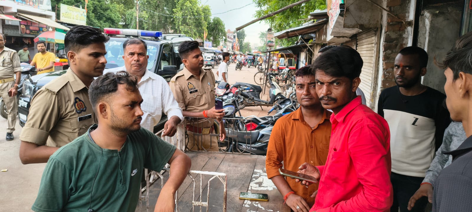 जानकारी देता पीड़ित दुकानदार
