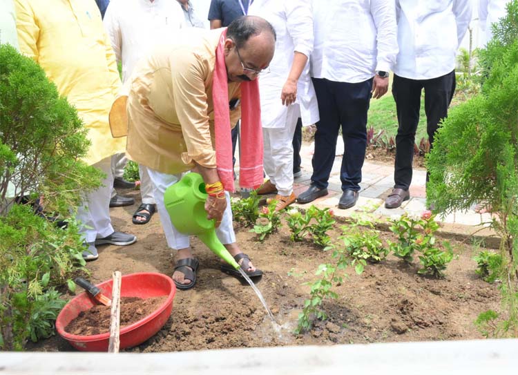 उप मुख्यमंत्री अरुण साव के नवा रायपुर स्थित निवास पर हरेली की धूम उप मुख्यमंत्री अरुण साव के नवा रायपुर स्थित निवास पर हरेली की धूम