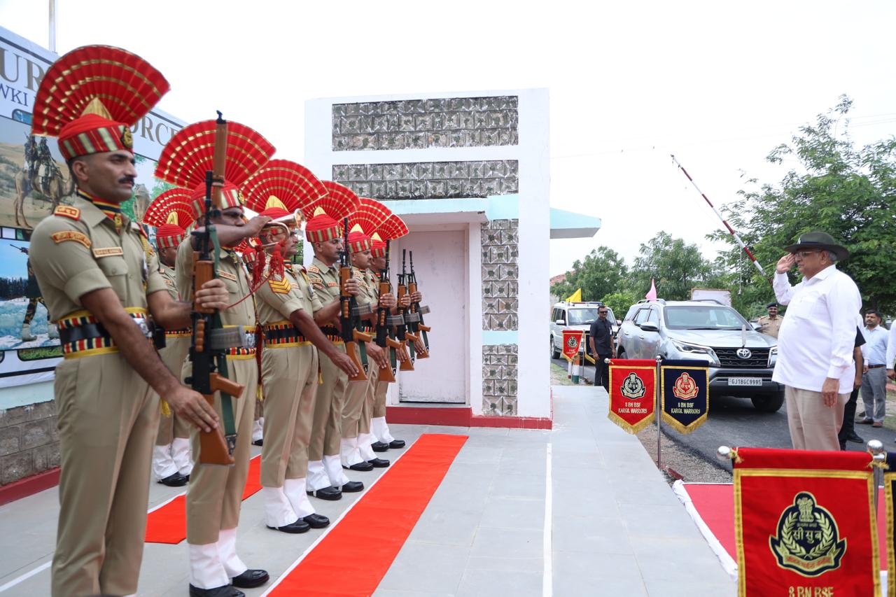 नडाबेट में बीएसएफ के जवानों नडाबेट में बीएसएफ के जवानों