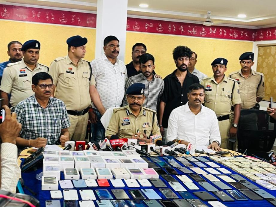 चोरी के आरोपित गिरफ्तार चोरी के आरोपित गिरफ्तार
