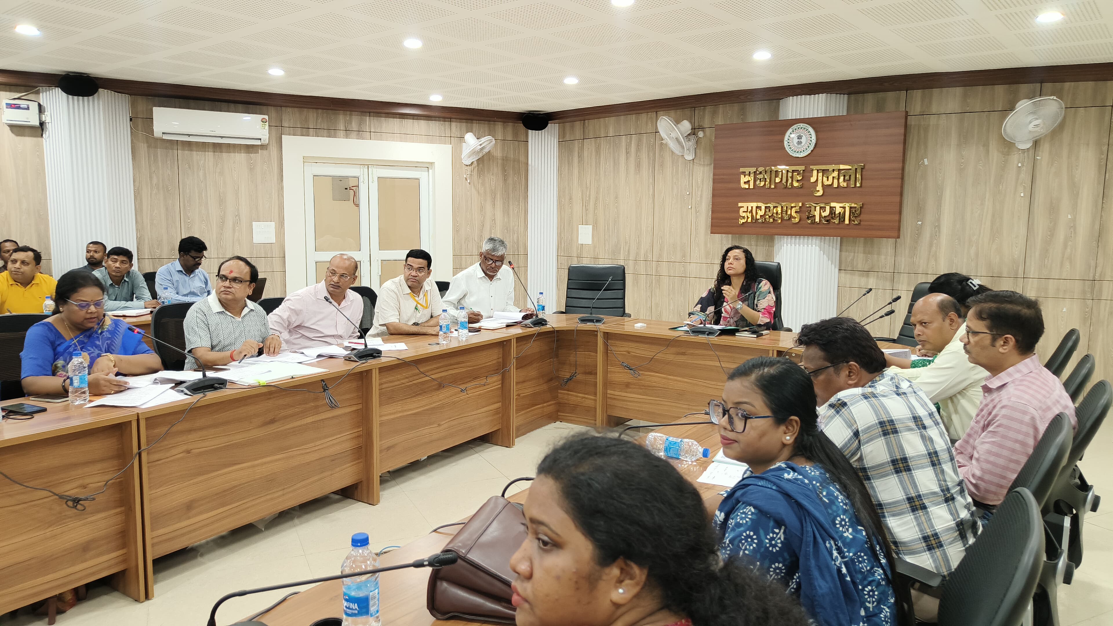 अधिकारियों के साथ बैठक करती उपायुक्त अधिकारियों के साथ बैठक करती उपायुक्त