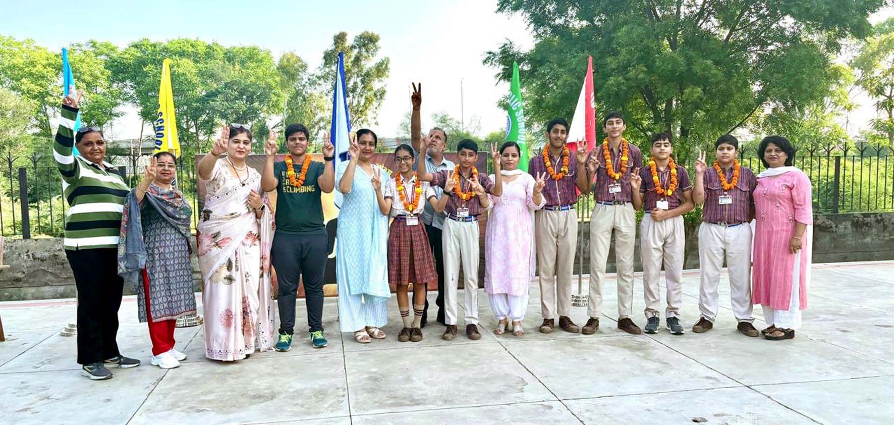 पदक जीतने वाले खिलाड़ी प्रधानाचार्या गीता मल्होत्रा के साथ। पदक जीतने वाले खिलाड़ी प्रधानाचार्या गीता मल्होत्रा के साथ।