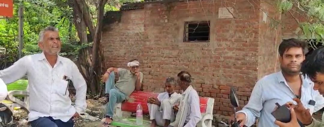 मोर्चरी के बाहर मौजूद परिजन