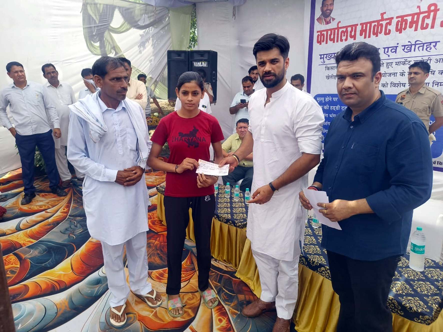 सहायता राशि के चैक वितरित करते हुए भव्य बिश्नोई। सहायता राशि के चैक वितरित करते हुए भव्य बिश्नोई।