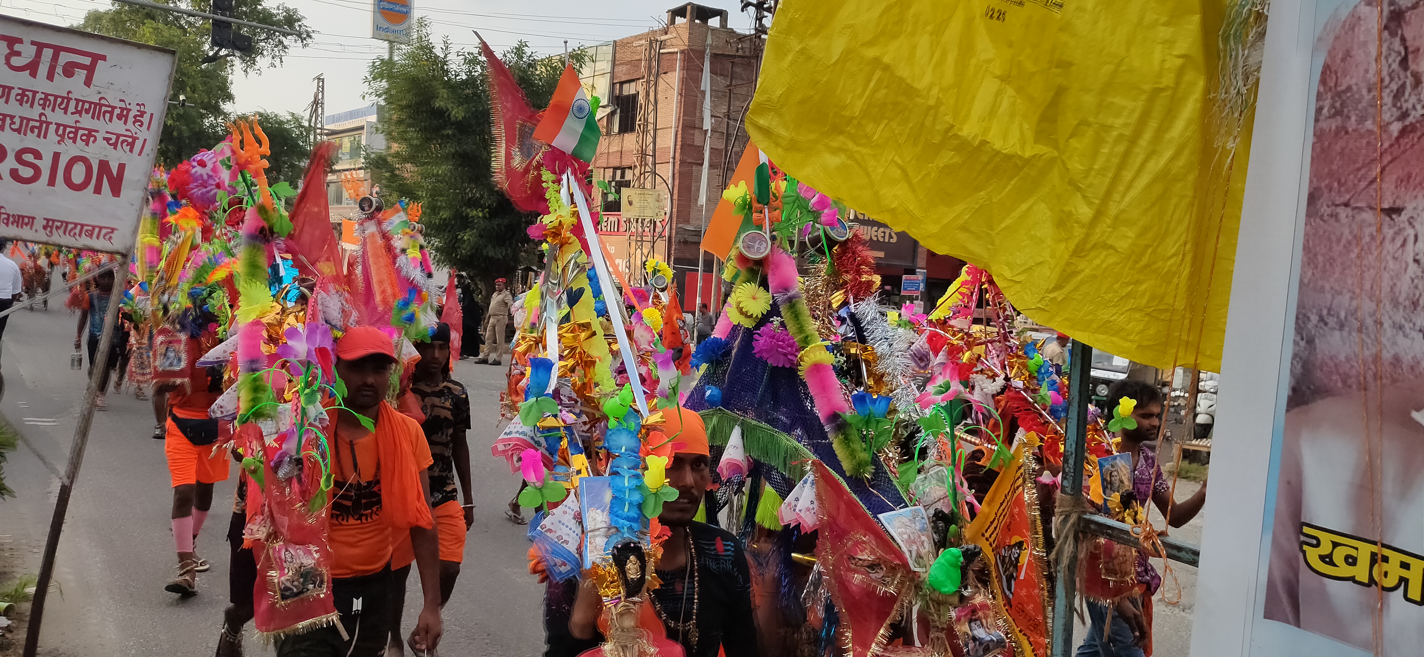 शुक्रवार को कांठ रोड से गुजरते शिवभक्त कांवड़िए।